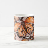 Red Admiral蝶ピンクの背景 コーヒーマグカップ (中央)