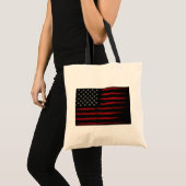 Red and Black American Flag トートバッグ (正面(商品))