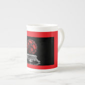 Red And Black Mandelbrot Sphere On Silver Pedestal ボーンチャイナマグカップ (正面右)