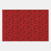 Red and black polka dots funny ladybug ラッピングペーパーシート (正面)