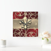 Red and Gold Filigree Swirls Fleur de Lis スクエア壁時計 (ホーム)