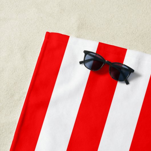 Red and White Cabana Stripes  ビーチタオル (インサイチュ)