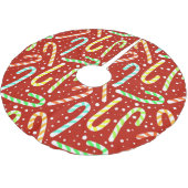 Red and White Candy Canes and Snow ブラッシュドポリエステルツリースカート (アングル)