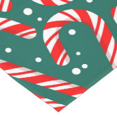Red and White Candy Canes and Snow on Green ロングテーブルランナー (コーナー)
