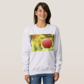 「Red Apple on Tree」かわいい写真。買今 スウェットシャツ (正面フル)