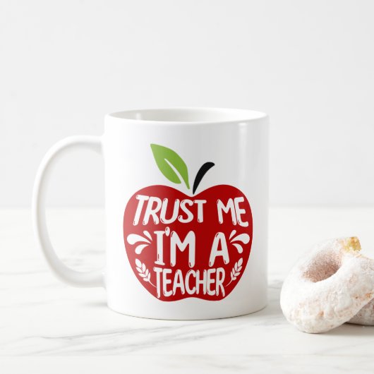 Red Apple TRUST ME I'M A TEACHER 引用 タイポグラフィ コーヒーマグカップ (ドーナツ)