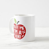 Red Apple TRUST ME I'M A TEACHER 引用 タイポグラフィ コーヒーマグカップ (正面左)