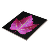 Red Autumn Maple Leaf on Black Background タイル (側面)
