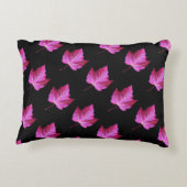 Red Autumn Maple Leaf Pattern on Black Background アクセントクッション (裏面)