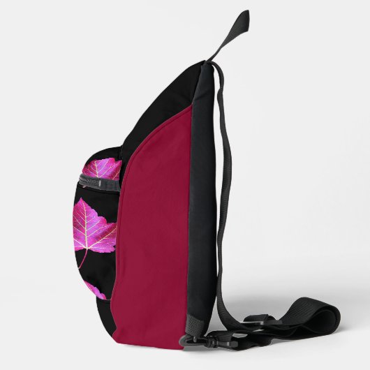 Red Autumn Maple Leaf Pattern on Black Background スリングバッグ (右)