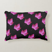 Red Autumn Maple Leaf Pattern on Black Floral アクセントクッション (正面)