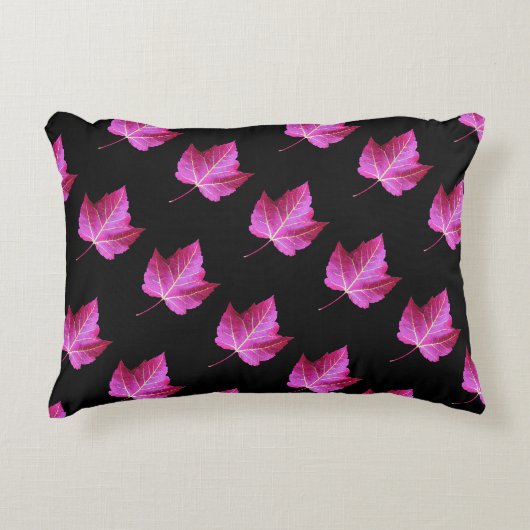 Red Autumn Maple Leaf Pattern on Black Floral アクセントクッション (正面)