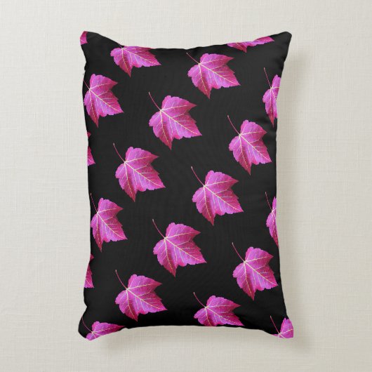 Red Autumn Maple Leaf Pattern on Black Floral アクセントクッション (正面(垂直))