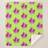 Red Autumn Maple Leaf Pattern on Green Background シェルパブランケット (正面)
