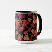 Red Autumn maple leaves on black マグカップ (正面右)