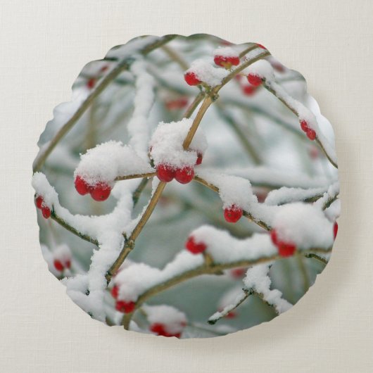 Red Berries in the Snow winter scene ラウンドクッション (正面)