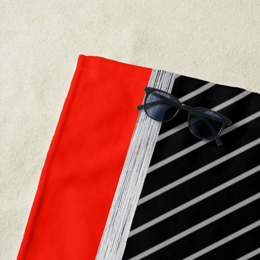 Red, black, silver and white pinstripes ビーチタオル (インサイチュ)