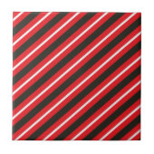 Red Black White Diagonal Lines Geometric Stripes タイル (正面)
