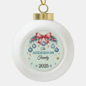 Red Bow Blue Ornaments Family Name 2025 Christmas セラミックボールオーナメント (正面)