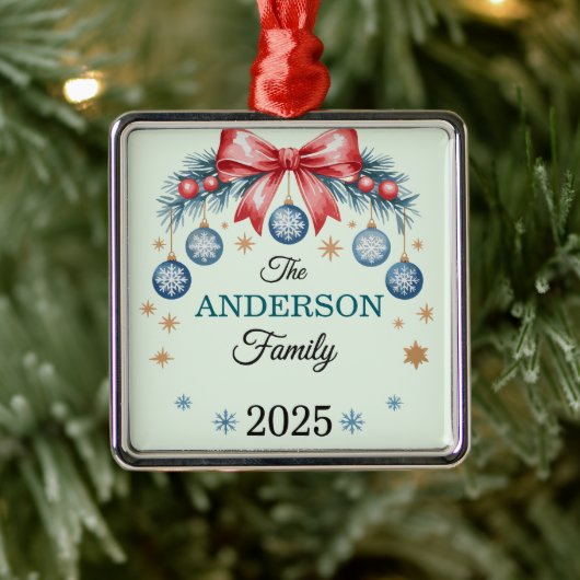 Red Bow Blue Ornaments Family Name 2025 Christmas メタルオーナメント (ツリー)