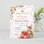 Red Bow Coquette Strawberry Bunny Baby Shower Invi 招待状 (スタンド正面)