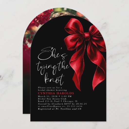 Red Bow She's Tying the Knot Bridal Shower Photo 招待状 (正面/裏面)