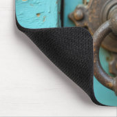 Red Cardinal On a Rusty Door Knocker マウスパッド (コーナー)