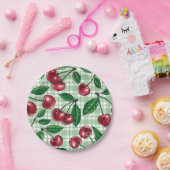 Red cherries on light green gingham ペーパープレート (パーティー)