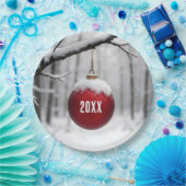 Red Christmas Ornament On Snowy Branch ペーパープレート (パーティー)