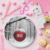 Red Christmas Ornament On Snowy Branch ペーパープレート (パーティー)