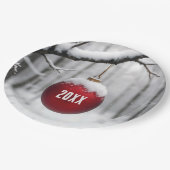 Red Christmas Ornament On Snowy Branch ペーパープレート (アングル)