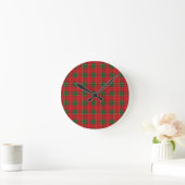 Red Christmas Plaid Pattern | Cozy Holiday Design ラウンド壁時計 (ホーム)