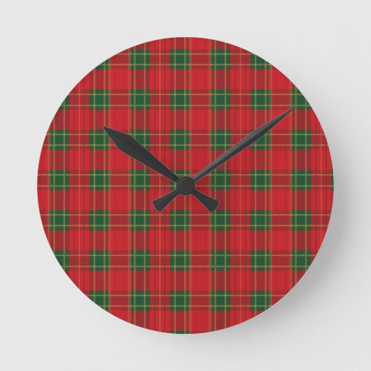 Red Christmas Plaid Pattern | Cozy Holiday Design ラウンド壁時計 (正面)