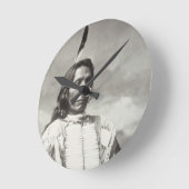 Red Cloud Chief (1822-1909) 1880 (b/w写真) ラウンド壁時計 (傾斜)