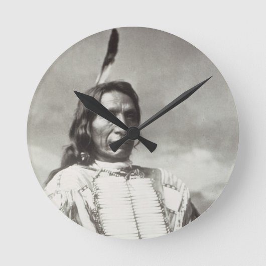 Red Cloud Chief (1822-1909) 1880 (b/w写真) ラウンド壁時計 (正面)