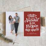 Red Feliz Navidadスクリプトのクリスマスフォト シーズンカード<br><div class="desc">フェリズ・ナヴィダッド・イ・アン・プロスペロ・アヌエボ！このカスタマイズ可能なクリスマスカードで友人や家族にあなたの休日の願いを送信する。このスペインのクリスマスカーモダンドは書。詳細を追加してパーソナライズこの写真クリスマスカードは他の色やカードストックで利用可能である。一致するアイテムが使用可能。</div>
