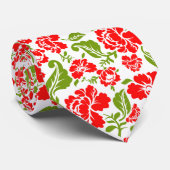 Red flowers with green leaves create a vibrant ネクタイ (ロール)