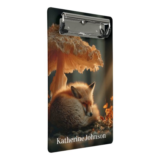 Red Fox Sleeping Under Giant Mushroom ミニクリップボード (アングル)