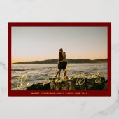 Red Frame Gold Brush Script Family Photo Christmas 箔シーズンカード (正面)