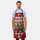 Red Green White Plaid Christmas Cupcakes エプロン (着用した状態)