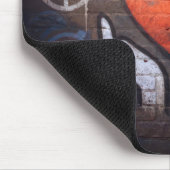 Red Heart with Hands Graffiti On a Brick Wall マウスパッド (コーナー)