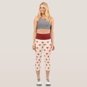 Red Hearts Pattern on Cream Background Leggings カプリレギンス (正面)