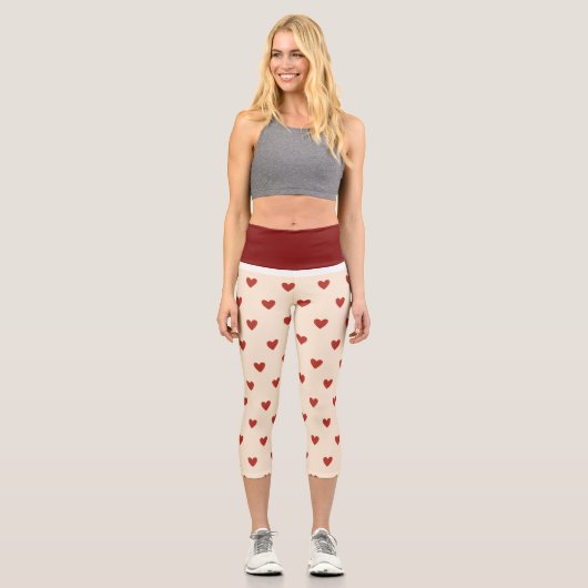 Red Hearts Pattern on Cream Background Leggings カプリレギンス (正面)