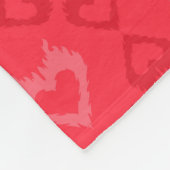 Red Ikat Style Heart Pattern フリースブランケット (角)