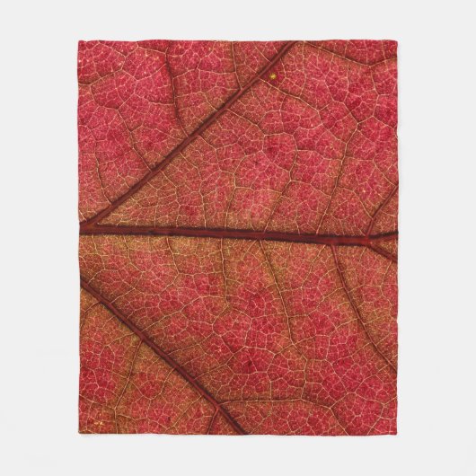 Red leaf in close up photography フリースブランケット (正面)
