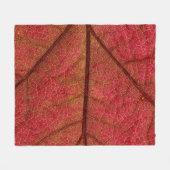 Red leaf in close up photography フリースブランケット (正面(横))