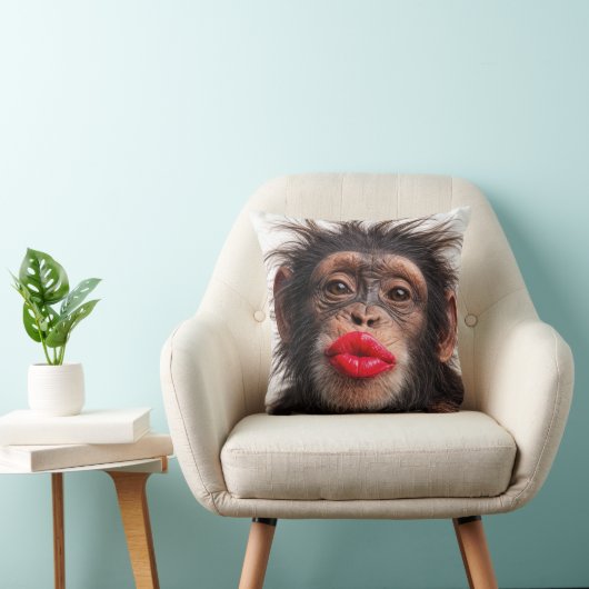 Red Lipstick on a Chimpanzee クッション (椅子)