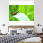 Red Longicorn Beetle and green background キャンバスプリント (インサイチュ (寝室))