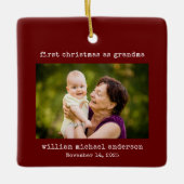 Red Minimalistの初めてのクリスマスを祖母の写真として セラミックオーナメント (正面)