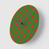 Red On Green Polka Dots Pattern Design  ラウンド壁時計 (傾斜)